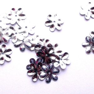 100 x 15mm Daisy Flowers  - Silver